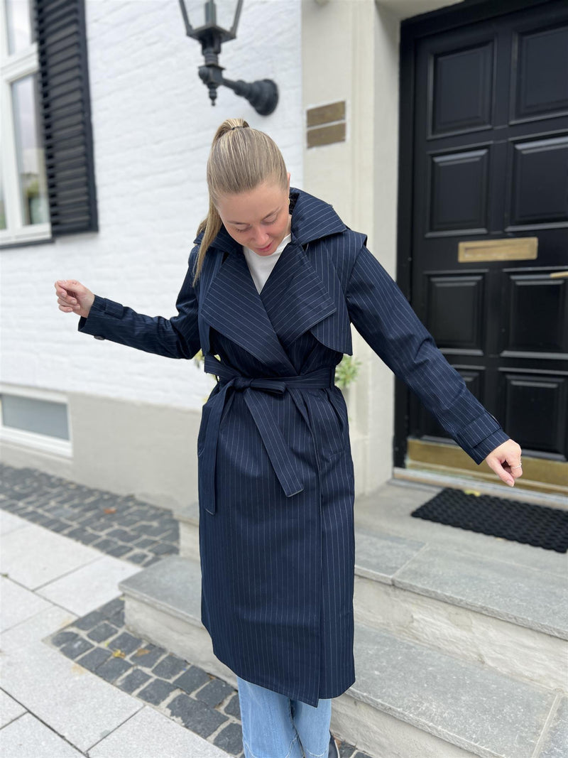 BRGN Regndråpe Trench Coat Navy Pinstripe